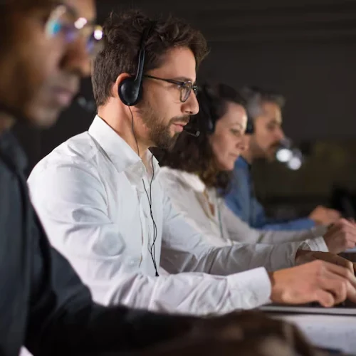 confident-call-center-operator-talking-with-client_74855-4059 confident-call-center-operator-talking-with-client_74855-4059